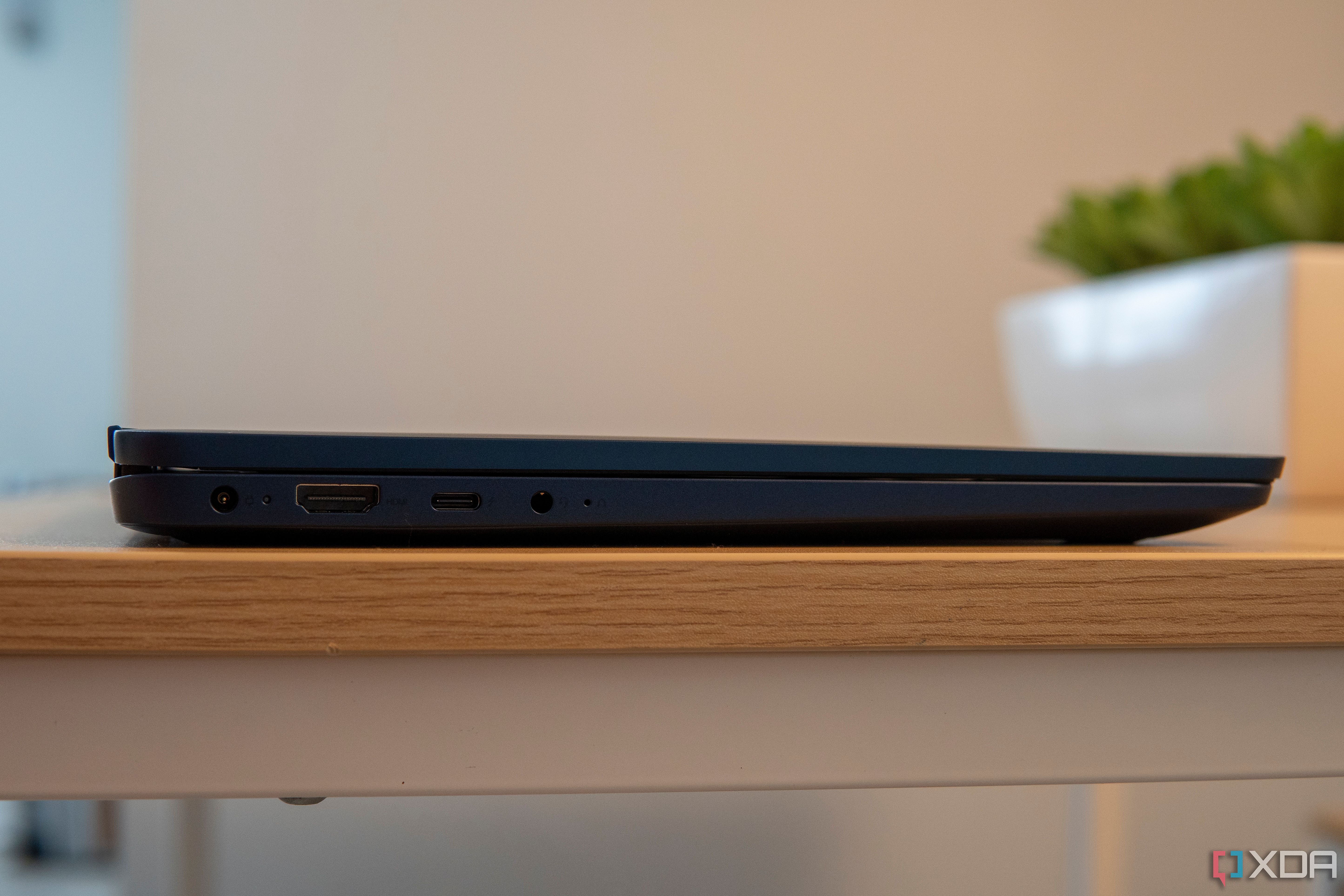 Left side view of the Lenovo IdeaPad Flex 5i with the lid closed