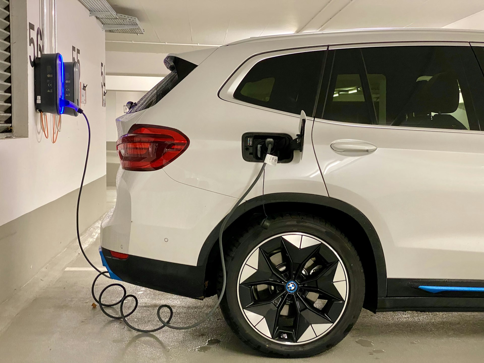 Breakthroughs in Battery Chemistry: Powering the Next Generation of Electric Vehicles